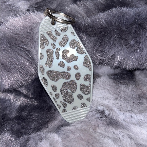 Leopard Print Keychain - Picture 3 of 4
